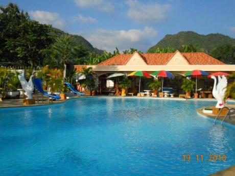 Kanchanaburi baanfarang swimming pool & resort