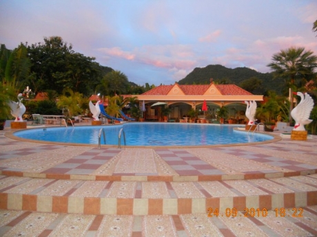 Kanchanaburi baanfarang swimming pool & resort