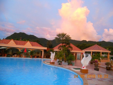 Kanchanaburi baanfarang swimming pool & resort