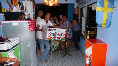 โรงแรมอินทิรา &The Small World Bar (ประจวบ)