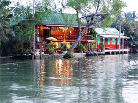 บ้านเรือไทย อัมพวา โฮมสเตย์