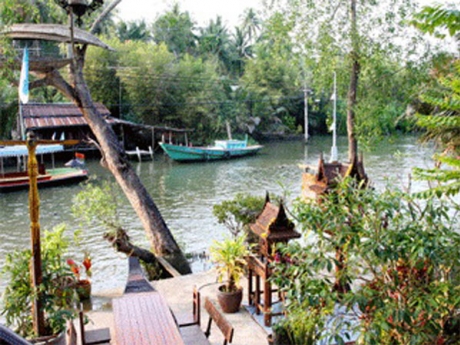 บ้านเรือไทย อัมพวา โฮมสเตย์